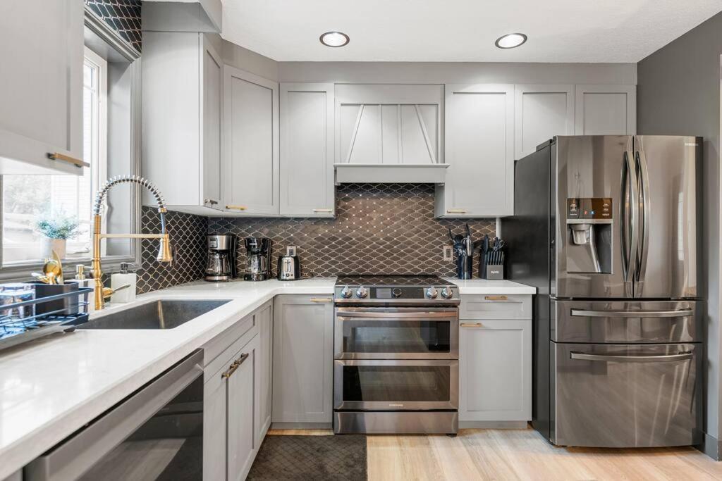 Lux By Wem With Hot Tub * Edmonton