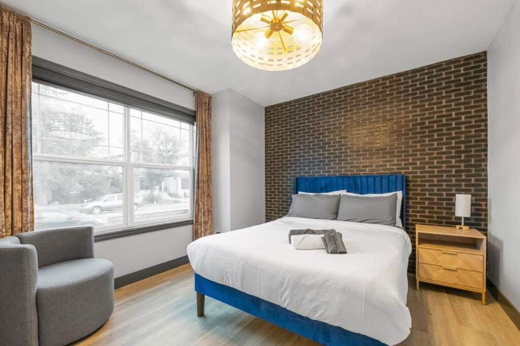 Lux By Wem With Hot Tub Edmonton