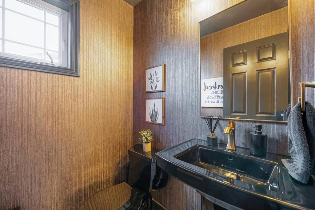 Lux By Wem With Hot Tub * Edmonton